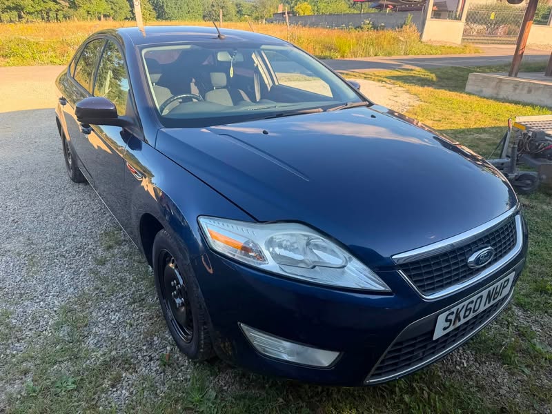 Ford Mondeo albastru fotografiat din față