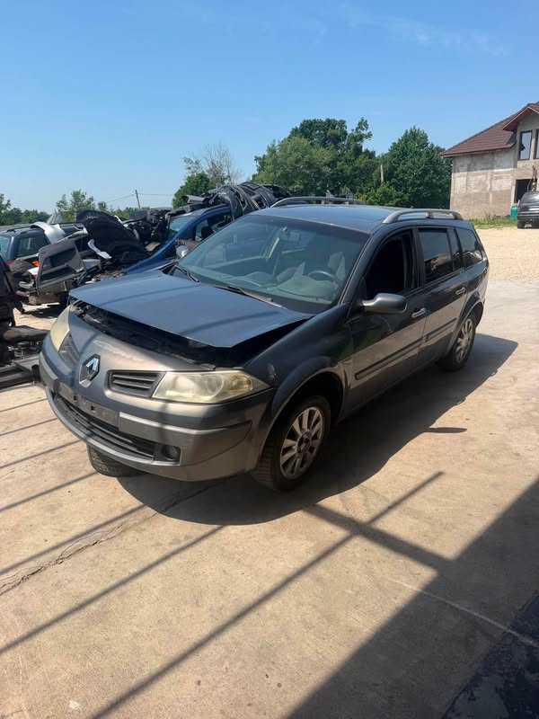 Renault Mégane break în parcul de dezmembrări